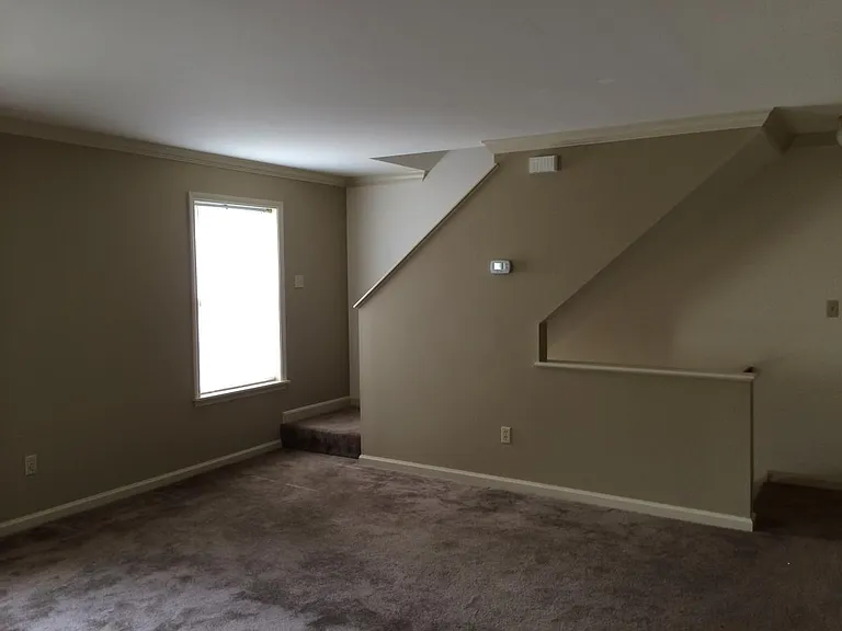1149 Ashford Ln — Photo 3