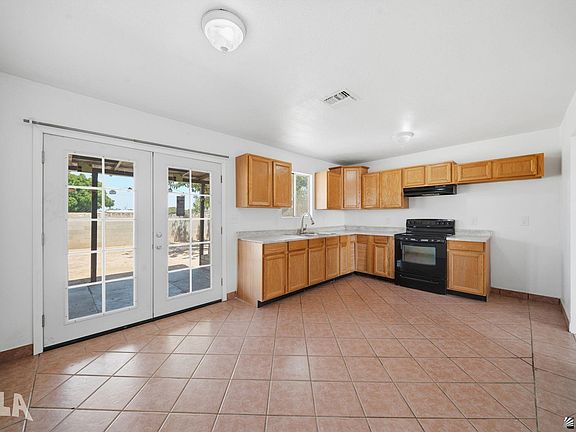 5th image of 403 S 40th Dr