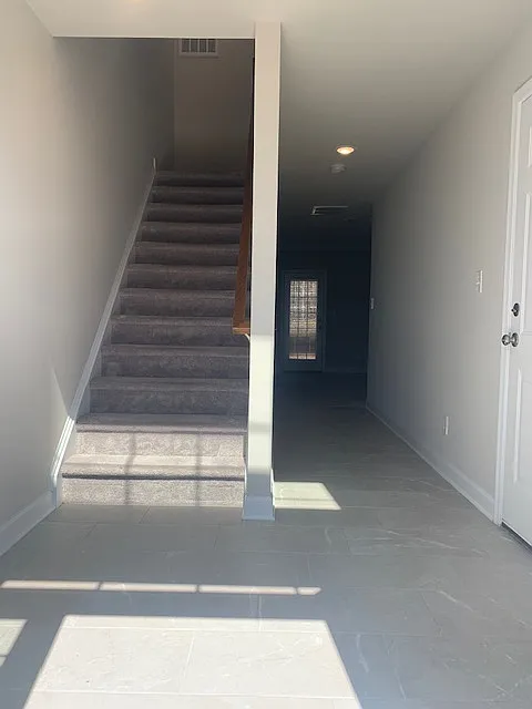 3 bed, 2150 sqft, $2,500 — Photo 2