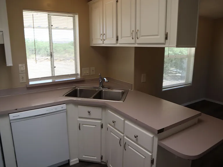 545 N Sabin St — Photo 7