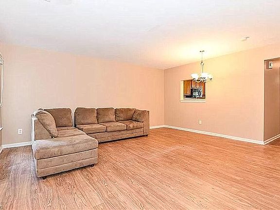 4th image of 381 E East Montcastle Dr
