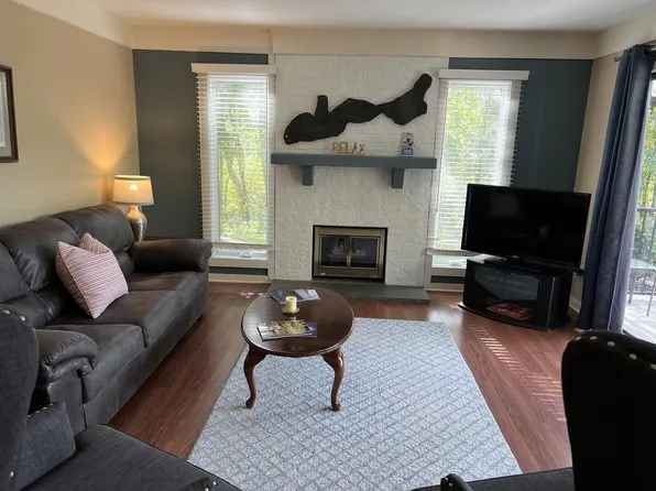 18 Abbey Villa CIRCLE #A, Fontana, WI 53125