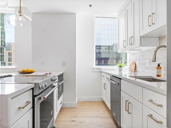 234 Causeway St APT 720, Boston, MA 02114