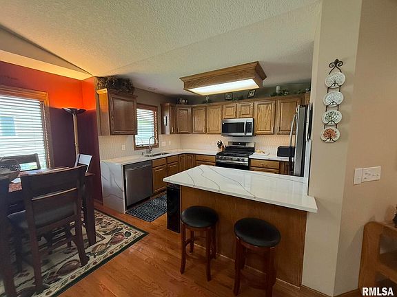 4th image of 330 Country Club Ct