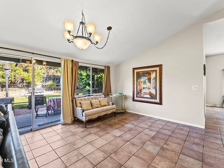 1217 Coventry Dr — Photo 5