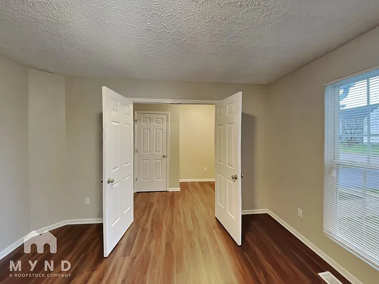 585 Allis Pl E — Photo 10