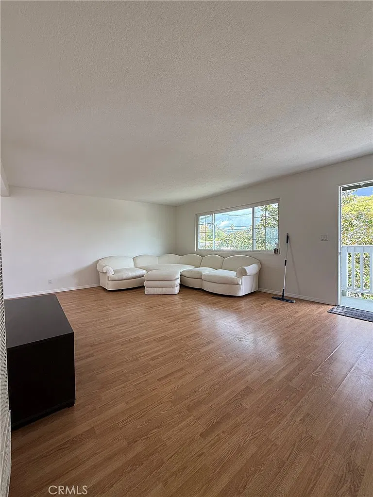 2 bed, 1000 sqft, $3,450 — Photo 3