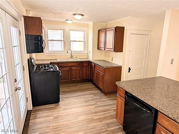 3rd image of 427 Cypress Ave