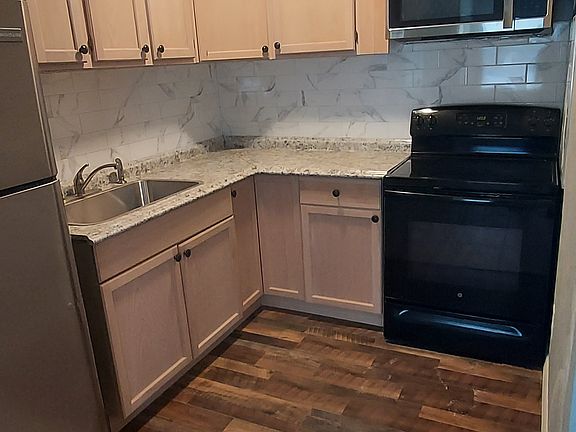 2nd image of 230 Desoto St #2