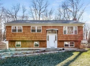 3 Bari Dr, Newtown, CT 06470