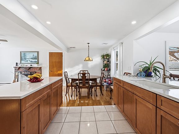 3rd image of 11 Hillcrest Ave