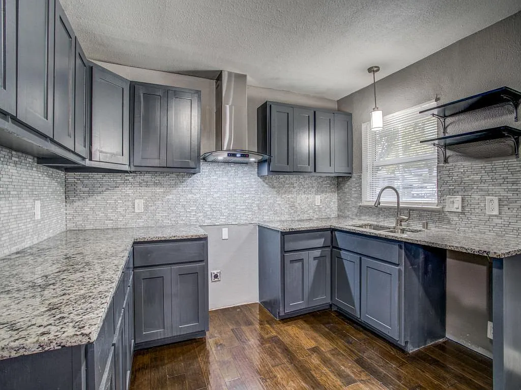 3 bed, 1.5 bath, 1200 sqft, $1,895 — Photo 1