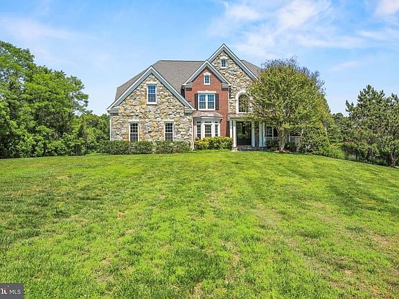 3rd image of 7017 Cypress Hill Dr