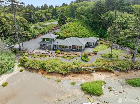 6 Diamond Drive, Pacific Beach, WA 98571