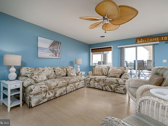 4th image of 2103 Ocean Dr #D