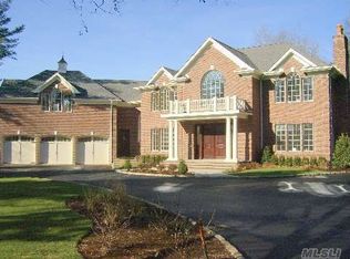 20 Circle Dr, Syosset, NY 11791