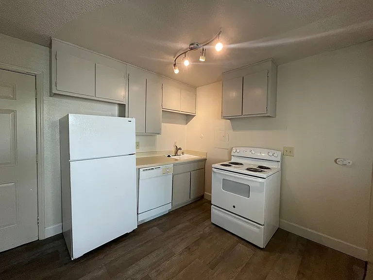 Boutique Apartments in Boulevard Park, Includes Gated, Covered Parking! — Photo 10