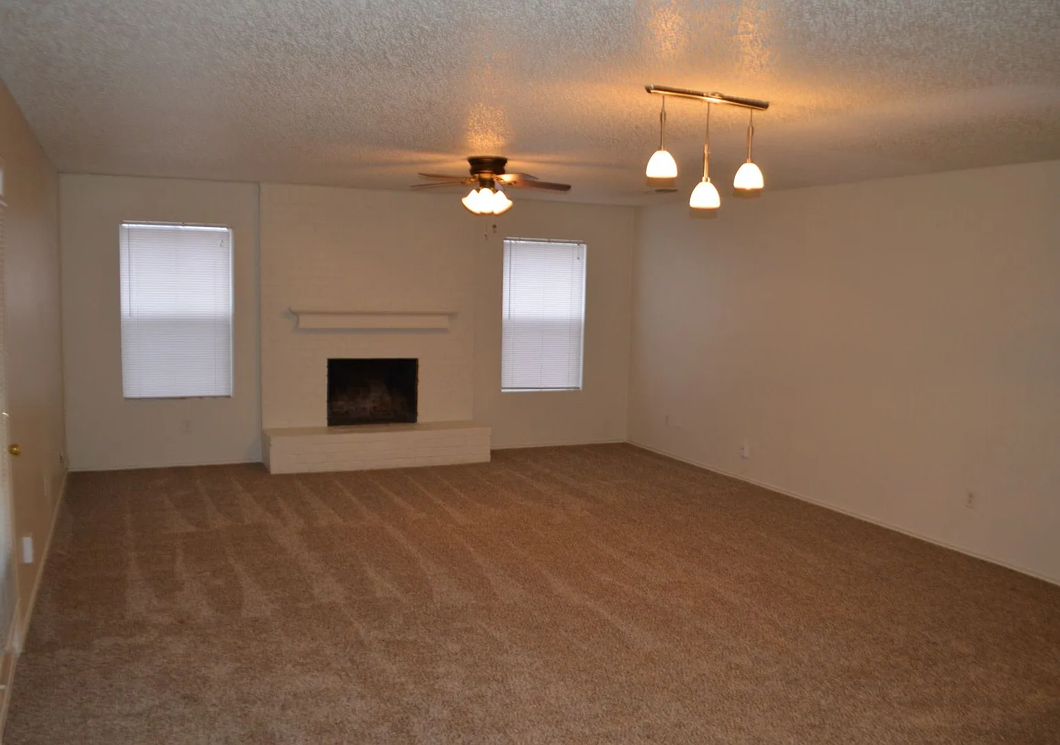 Charming 3/2 with Fireplace & Breakfast Bar - Minutes from I-20 — Photo 3