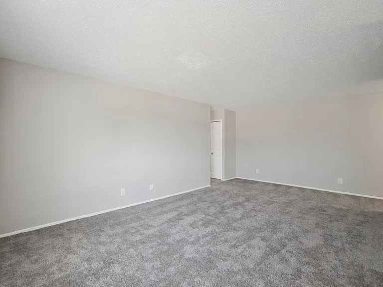 Rochester Square Apartments — Photo 9