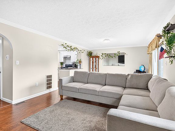 3rd image of 911 Sunset Cir