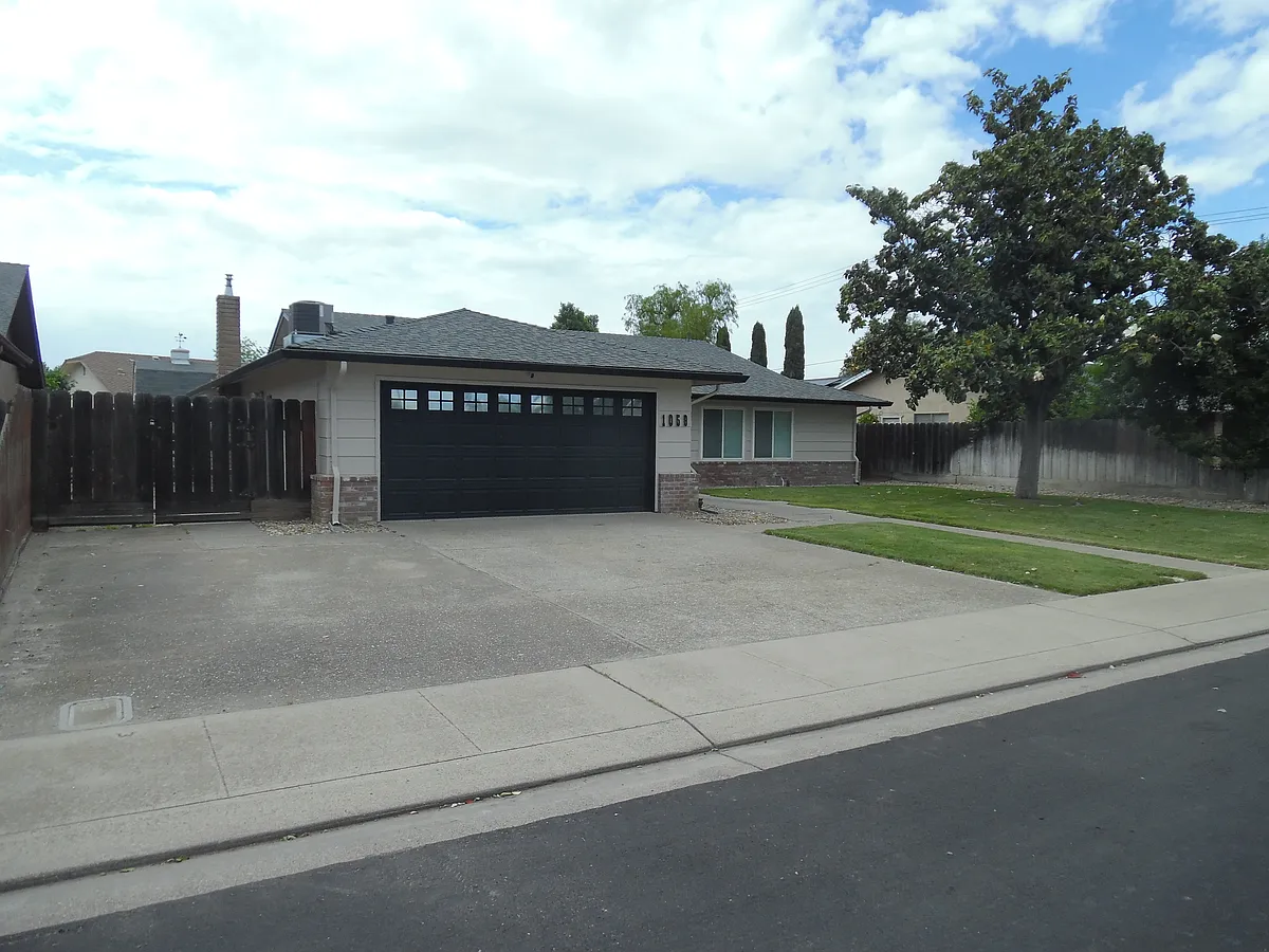 Building Photo - 1059 Souza Blvd
