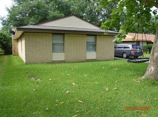 704 N Plantation Dr, Angleton, TX 77515
