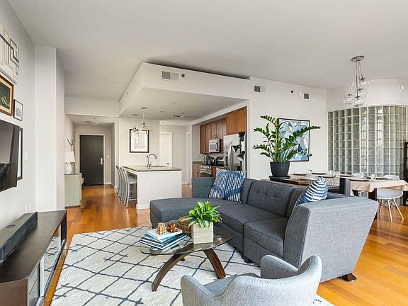 3rd image of 900 20th Ave S APT 810