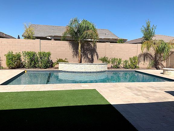 Gorgeous Pool with Fountains