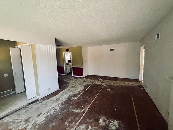 3rd image of 1331 W Logan St