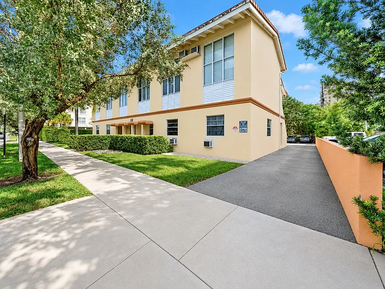 134 Salamanca Aveapt 9 #B — Photo 10