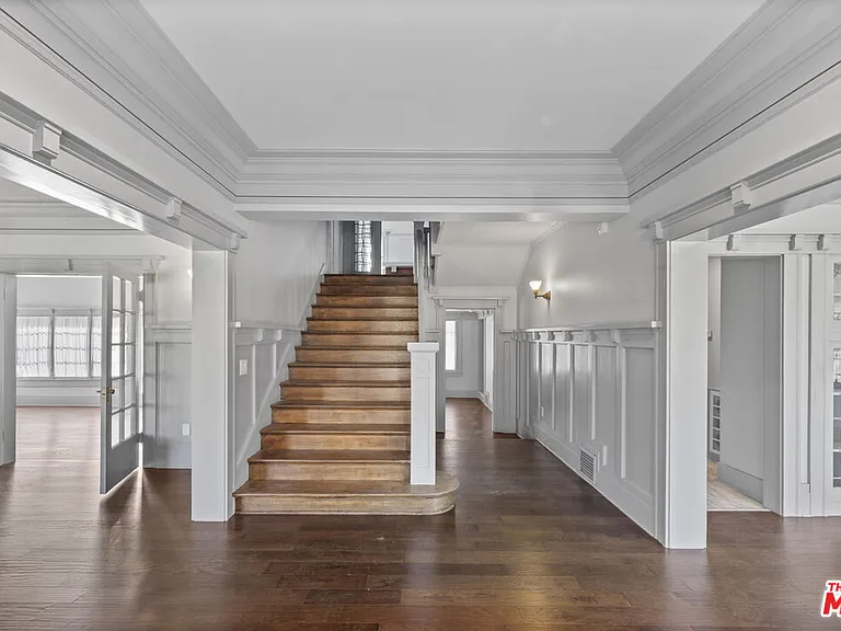 344 S Kingsley Dr — Photo 2