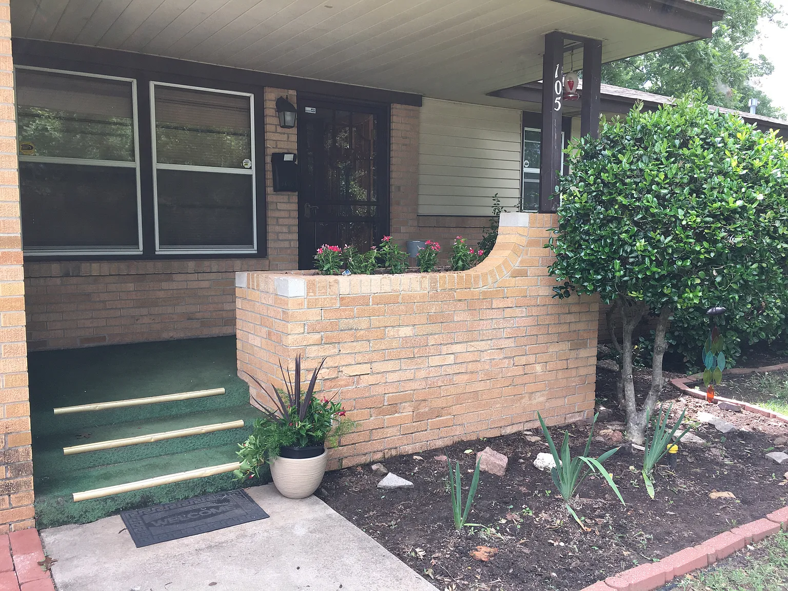 105 S Sherry Ave — Photo 1