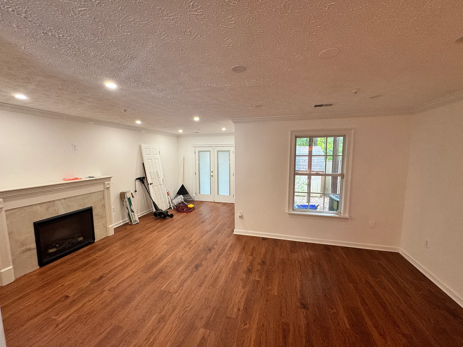 3BR/2.5+ end-unit townhome w/washer dryer — Photo 2