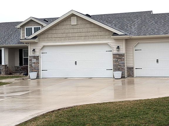 2nd image of 911 Hickory Ct