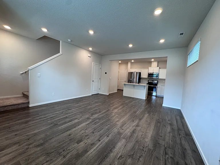 896 N 18th Ave — Photo 4