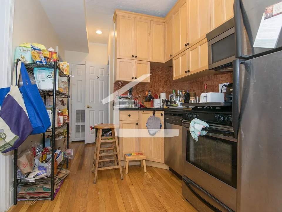 54 Thatcher St #303