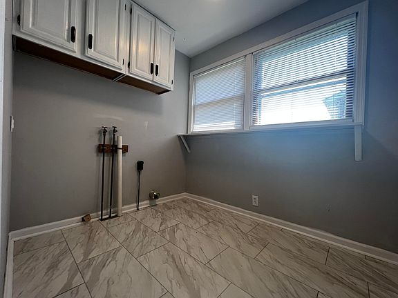 5th image of 1014 Morehead Ave SE
