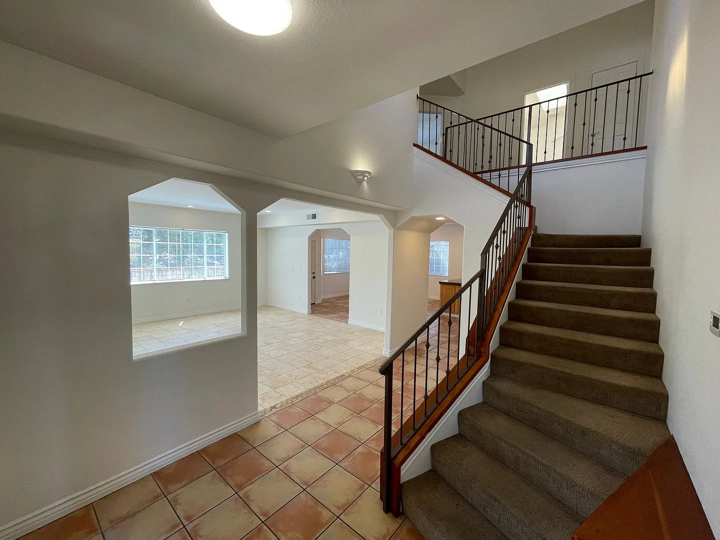 Beautiful Spacious 5 Bedroom, 4 Bathroom House Centrally Located — Photo 1