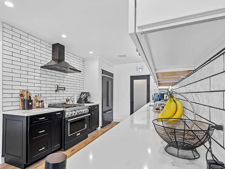 334 W Valencia Ave — Photo 17