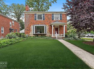1780 Broadstone Rd, Grosse Pointe Woods, MI 48236