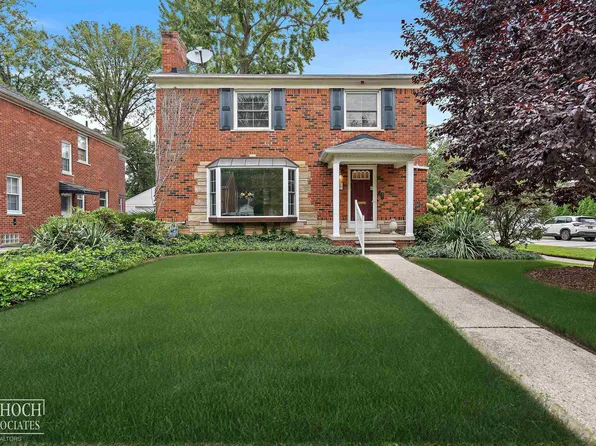 1780 Broadstone Rd, Grosse Pointe Woods, MI 48236