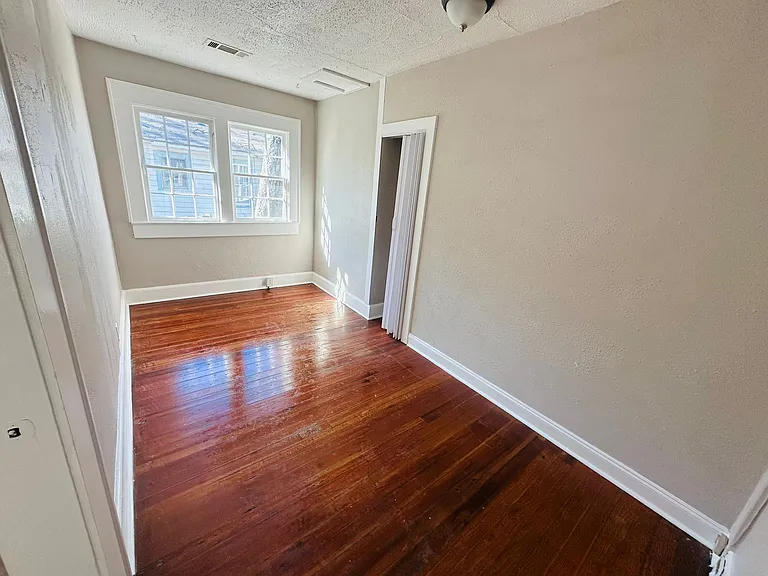 2122 Yancey Ave — Photo 9