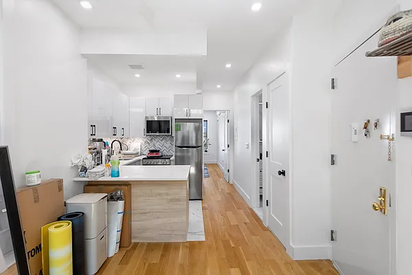 Rented by Safdie Realty Group | media 25