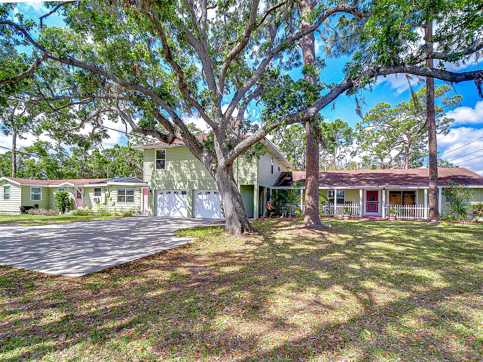 Welcome to 5114 33rd St E in Bradenton, FL our cozy and convenient multi unit property has plenty of parking!