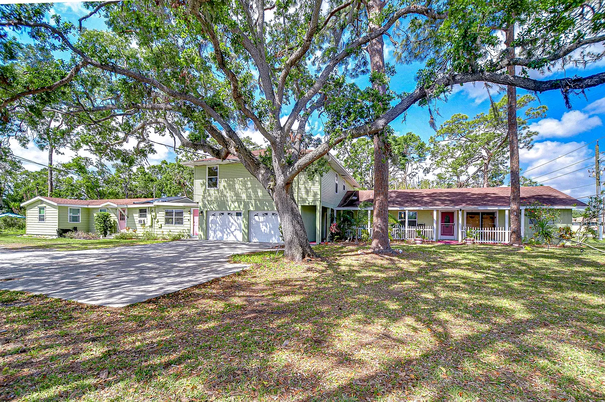 Welcome to 5114 33rd St E in Bradenton, FL our cozy and convenient multi unit property has plenty of parking! - 5114 33rd St E #3