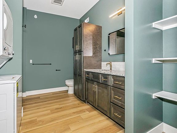 4th image of 212 S Greenwood St #101