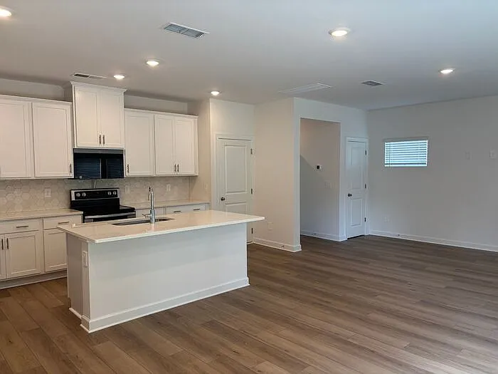 424 Luna Ln — Photo 3