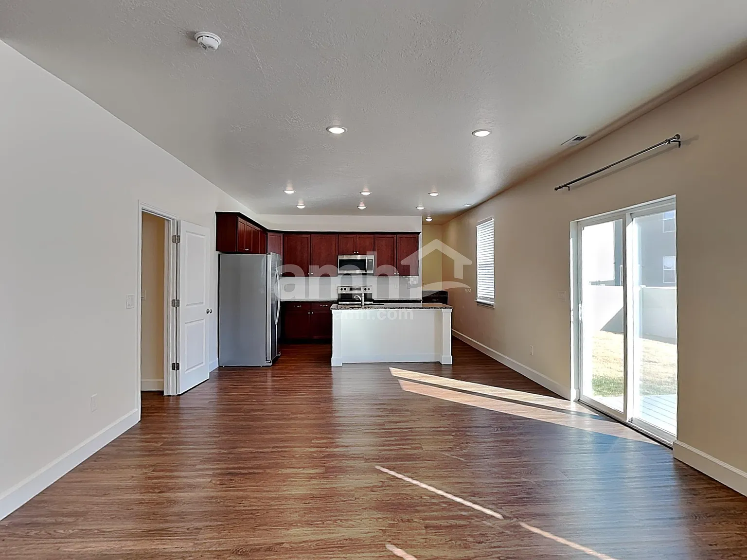 5 bed, 4.5 bath, 2708 sqft, $2,675 — Photo 4