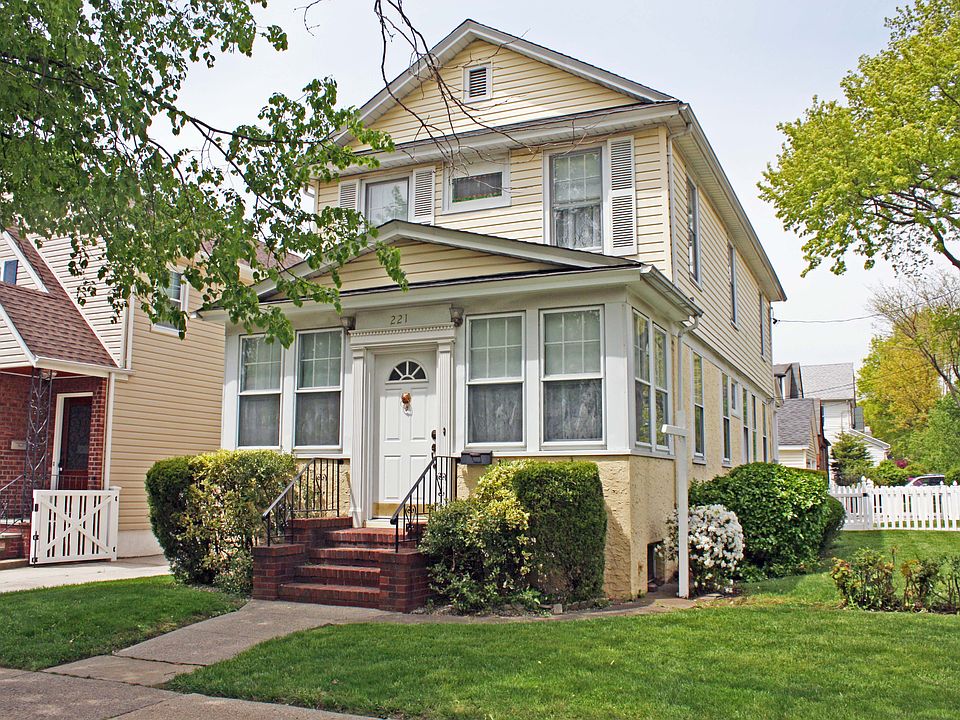 1st image of 221 Lowell Ave