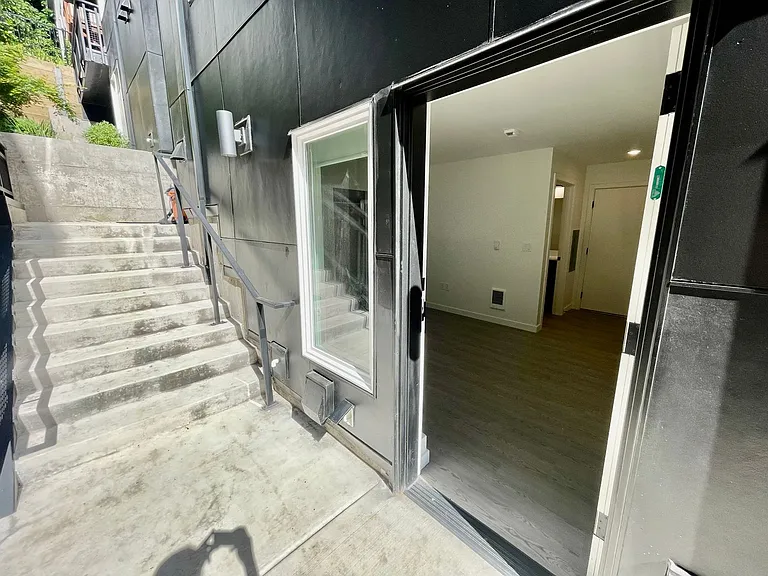 **4 Weeks Free Rent Upon Move In** | New Construction - Minutes From Downtown Pdx — Photo 7